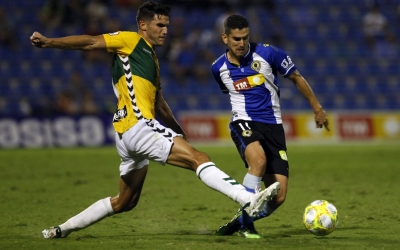 Adri Cuevas en una acció del partit de diumenge al Rico Pérez | Hércules CF